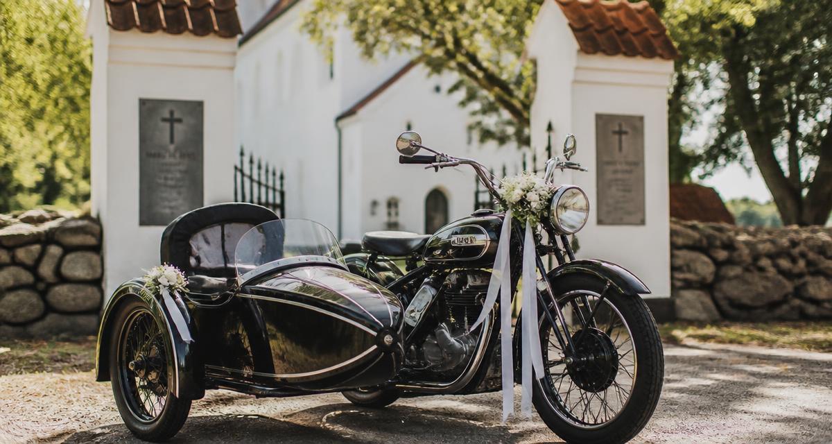 Klassisk motorcykel med sidevogn pyntet til bryllup